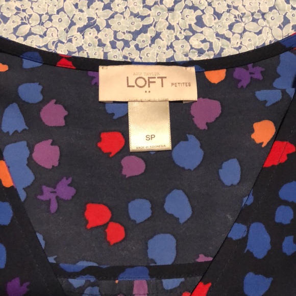 LOFT Blue Patterned Sleeveless Blouse Size: SP - Picture 3 of 5